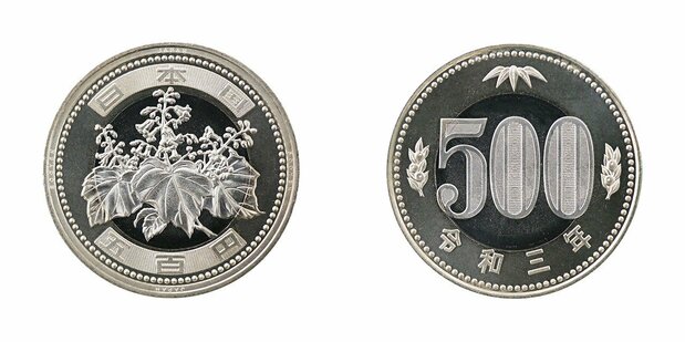New ¥500 coin. Obverse: paulownia. Reverse: bamboo at top and mandarin orange branches at the sides. (Courtesy of the Japan Mint)