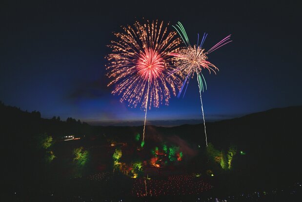 También se puede disfrutar del magnífico paisaje que crean los famosos fuegos artificiales de Nagaoka. Fotografía por cortesía de la Convención de Turismo de Nagaoka.