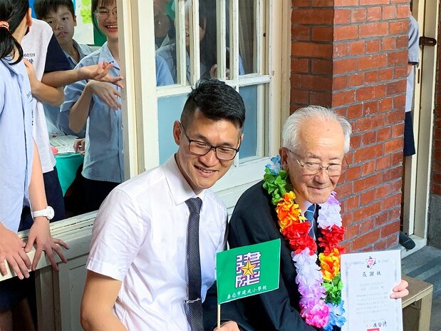 建成國中校長,以及建成會新井基也會長(攝影:片倉佳史)