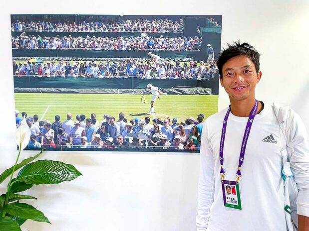 2021年のウィンブルドン大会での盧彦勲。2010年の試合前に撮影した場所で再び写真撮影した