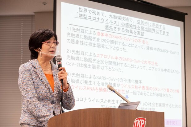 日本大学医学部首席研究员间阳子正在讲解Kaltech的杀菌除臭机对新冠病毒的灭活验证实验(提供:Kaltech)