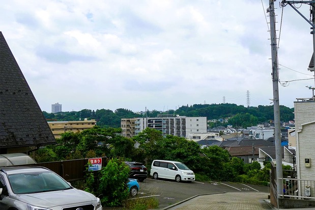 住宅地の奥に見える丘に当時、数万騎もの幕府軍が待機していたとみられる(横浜市旭区鶴ヶ峰)=筆者撮影