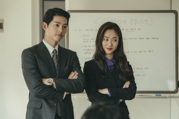裁判での勝利を確信するヴィンチェンツォ(左)とチャヨン(右) Netflix『ヴィンチェンツォ』