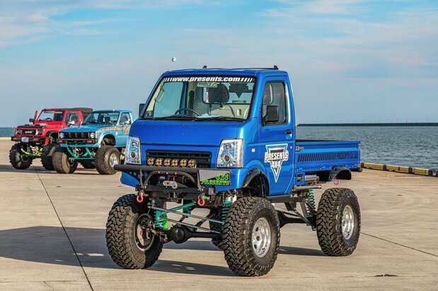 Un Suzuki Carry surélevé grâce aux modifications d’un atelier de personnalisation 4x4. (© 4×4 Presents)