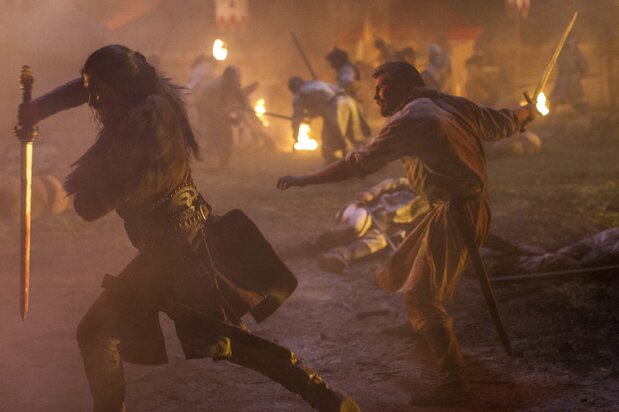 夜の戦闘シーンは迫力満点。左は皇太子チンキム Netflix『マルコ・ポーロ』