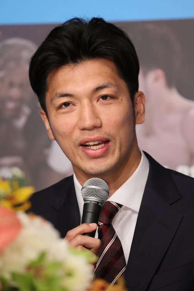 前拳击世界冠军村田谅太在记者会上宣布退役(时事社)