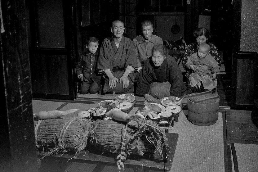種もみの入った俵や二股大根を依代（よりしろ）として、田の神に酒やごちそうを供す（芳賀日出男撮影）