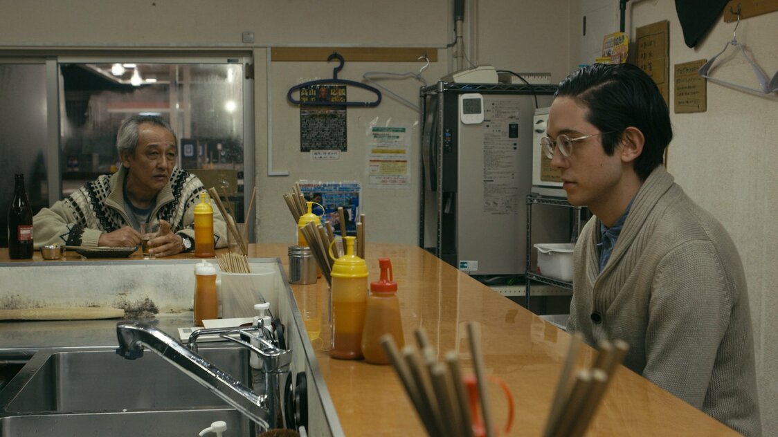 Le restaurant de râmen où se rencontrent Haruki, à droite, et Makoto. Un vieil homme ivre fait des remarques insultantes à Makoto. ©078