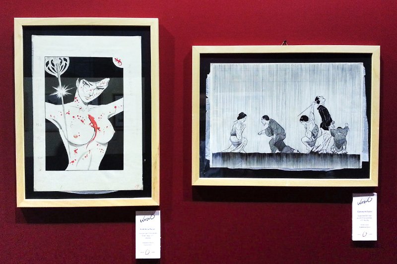 Dos paneles con viñetas de Beni tokage (El lagarto escarlata, a la izquierda) y Shurayukihime (Lady Snowblood, a la derecha) durante la exposición sobre Kamimura Kazuo en Lucca.