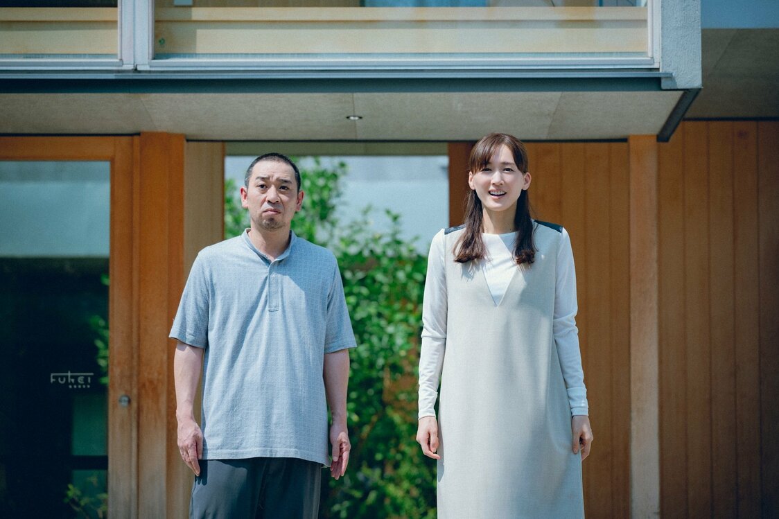 夫婦を演じる綾瀬はるか（右）と大悟（左）。ふたりの距離感も印象に残る　©2026フジテレビジョン・ギャガ・東宝・AOI Pro.