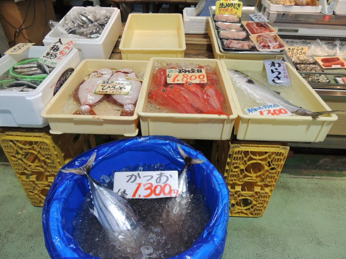 店前摆放着入梅沙丁鱼等整条新鲜海鱼，可以委托店家当场进行加工处理（图片：笔者）