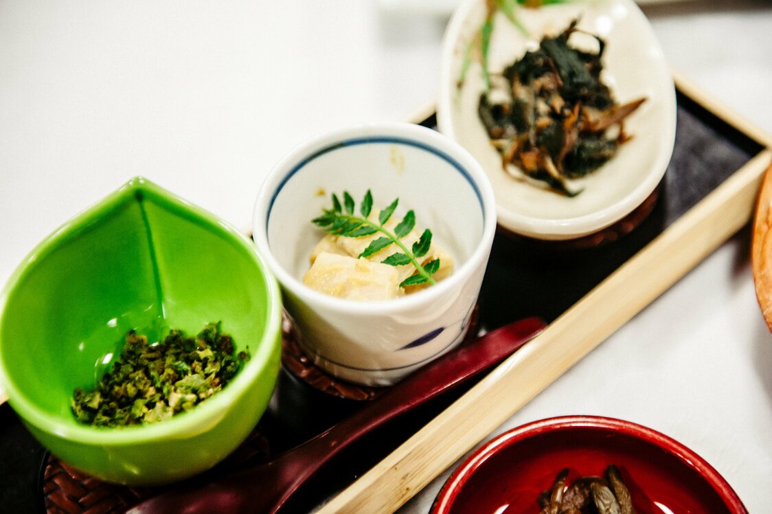 左から「うどの切りあえ」「筍の味噌あえ」「かたくり干しの煮物」。切りあえとは、この地方独特の調理法で、ゆがいたものを味噌と合わせて細かく刻む