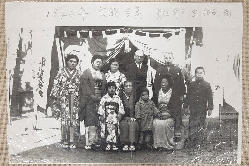 1940年撮影の家族写真。前列左端が貞江さん