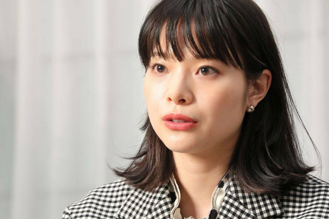 岸井ゆきの（きしい・ゆきの） 1992年生まれ、神奈川県出身。2009年に女優デビュー後、映画、舞台、テレビドラマでなど幅広く活躍。2019年『愛がなんだ』で第43回日本アカデミー賞新人俳優賞を受賞。22年の主な出演作に、『やがて海へと届く』、『神は見返りを求める』、『犬も食わねどチャーリーは笑う』、ドラマ「アトムの童」（TBS系列）など。