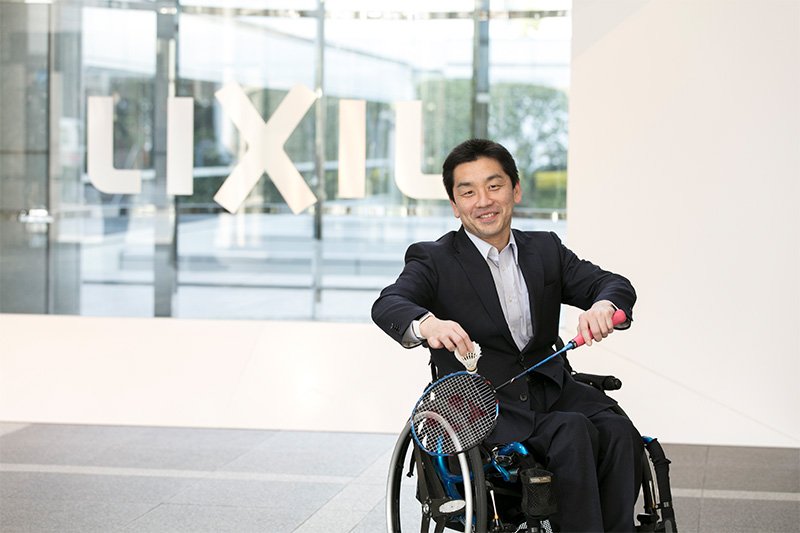 Nagashima Osamu dans le hall d’entrée du Lixil Wing building, situé dans l’arrondissement de Kotô, à Tokyo, où l’entreprise Lixil transfèrera son siège social en novembre 2019.