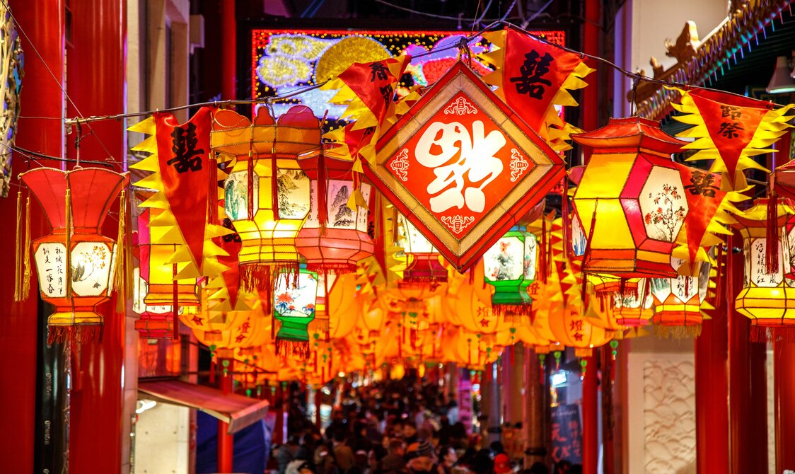 市街を中国一色に染める長崎ランタンフェスティバル（PIXTA）