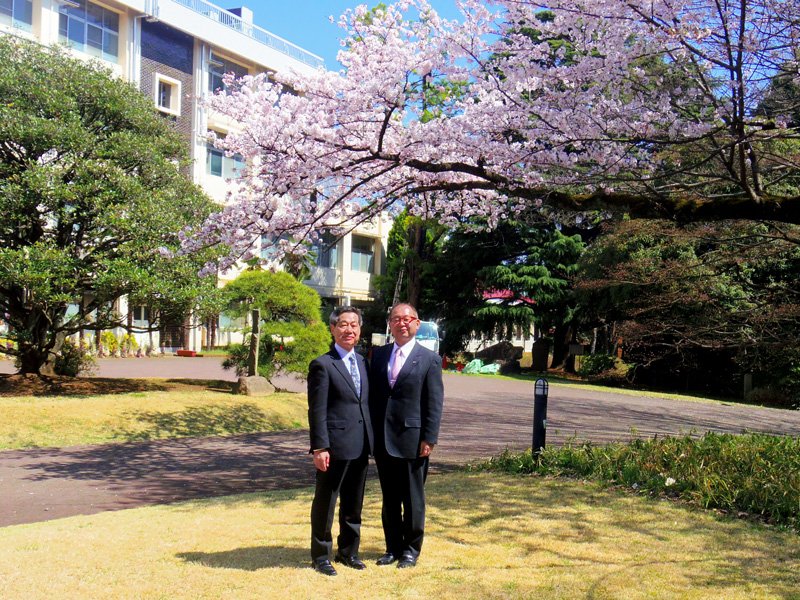 徳田安伸・都立園芸高校校長（右）と、宗村秀夫・同校同窓会会長