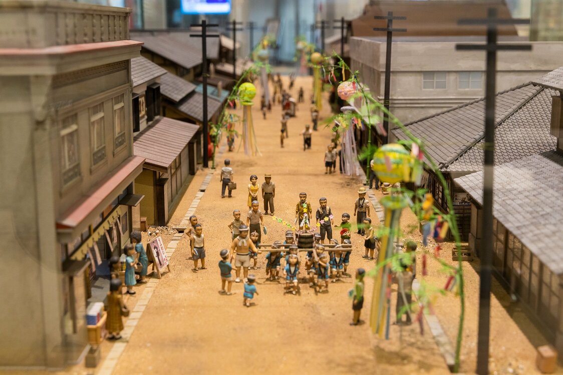 常設展示室前のジオラマは、戦後から昭和40年代の写真から商店街の風景を再現した