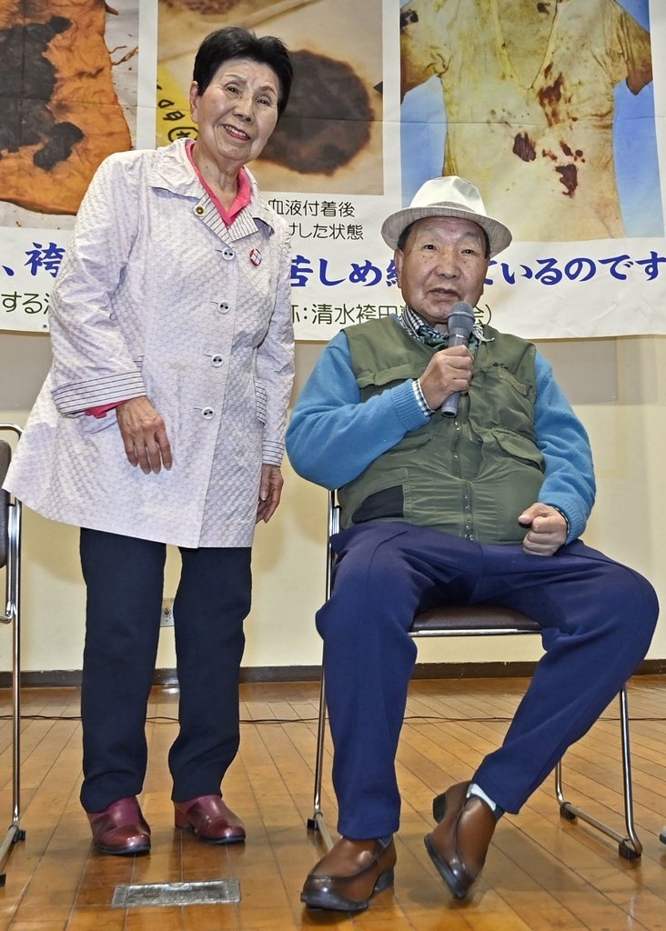 再審公判の開始が決まり、報告集会であいさつする袴田巌さん。左は姉ひで子さん＝3月21日午後、静岡市（共同イメージズ）