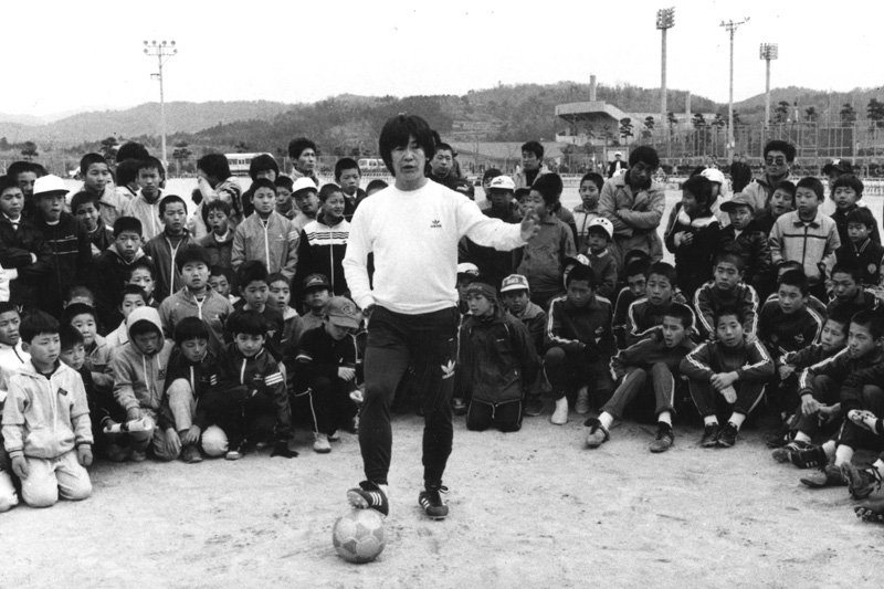 Sérgio Echigo ha enseñado a escolares de Japón a jugar al fútbol desde la década de 1990, antes del establecimiento de la J-League.