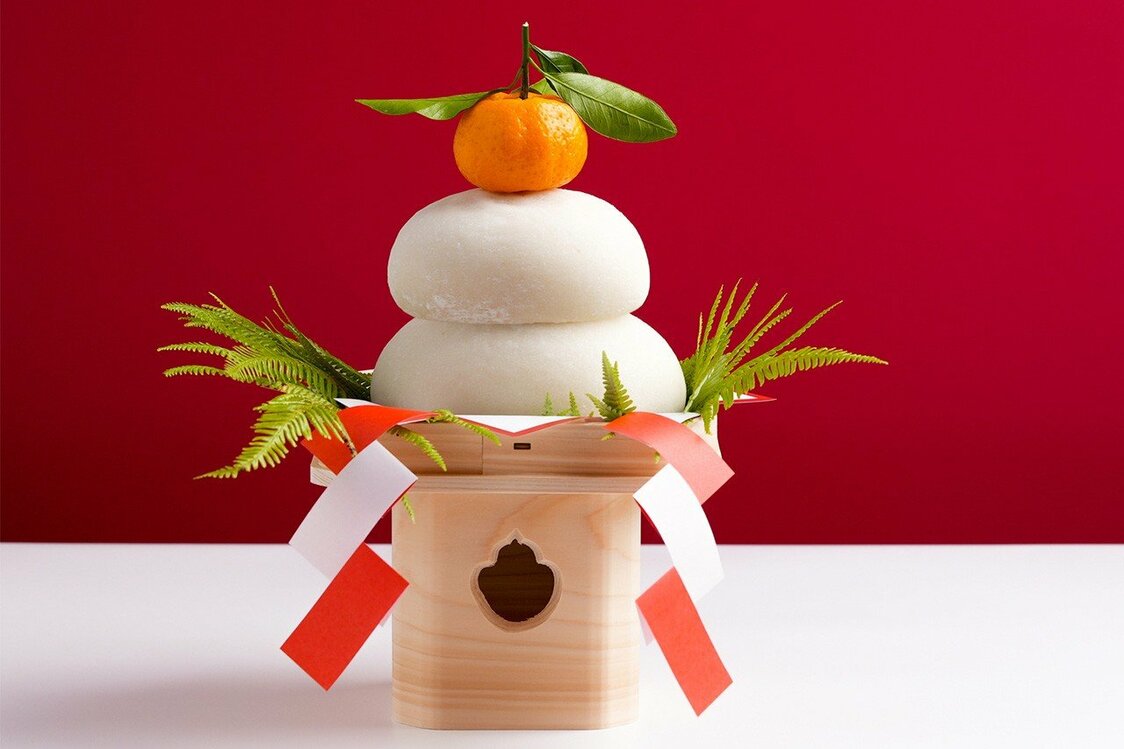 Kagami mochi orné d’une orange amère, de feuilles d’urajiro et de shide (papier en forme de zigzag).