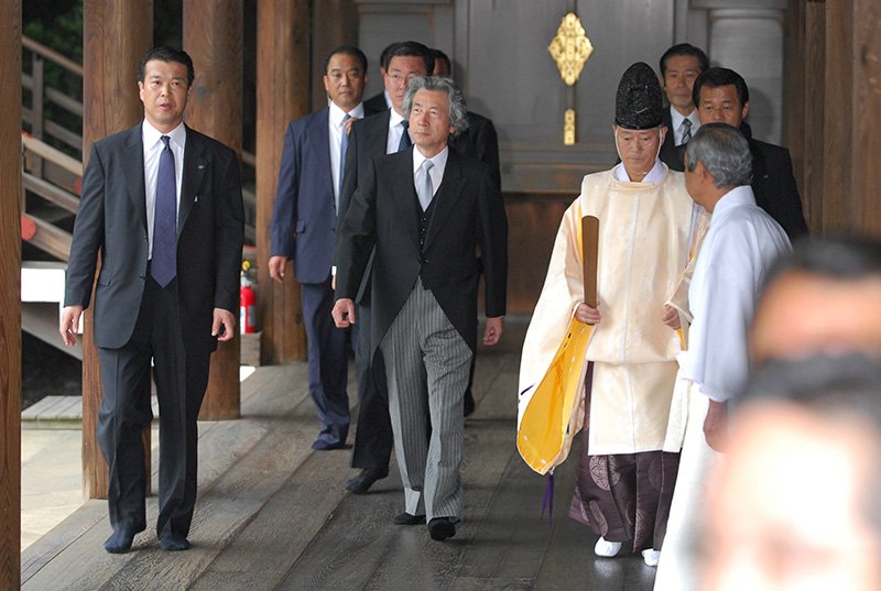 2006年8月15日，小泉纯一郎首相参拜了靖国神社（图片提供：时事通讯社）