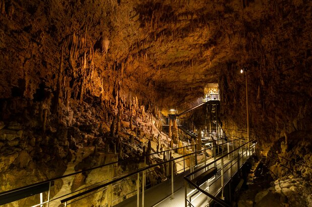 Stalactites and stalagmites jut from the walls of Gyokusendō’s cavernous Tōyōichidō chamber.