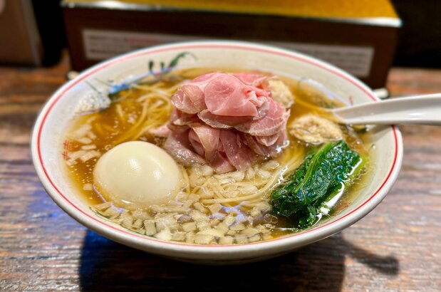 Ramen Koike’s special niboshi ramen. Priced at ¥1,350, it offers a dried fish-based broth seasoned with salt and mild soy sauce that delivers an umami-rich flavor. (© Yamakawa Daisuke)