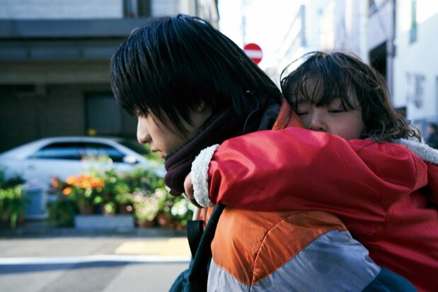 Shūhei cuida de su hermana menor, hija de otro padre ©2020 Comité de producción de MOTHER
