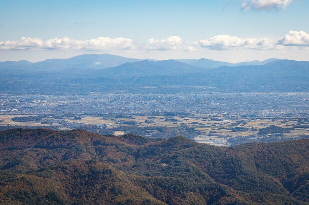 郡山市西部にある御霊櫃峠(ごれいびつとうげ)から、田園地帯に囲まれた郡山中心地を望む