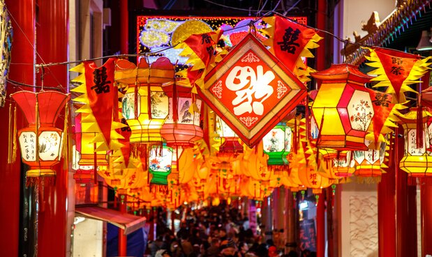 市街を中国一色に染める長崎ランタンフェスティバル(PIXTA)