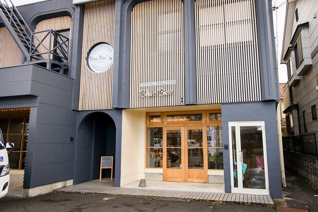 2018年にオープンした「Blue Bee」。入り口の近くで野菜の直販もしている