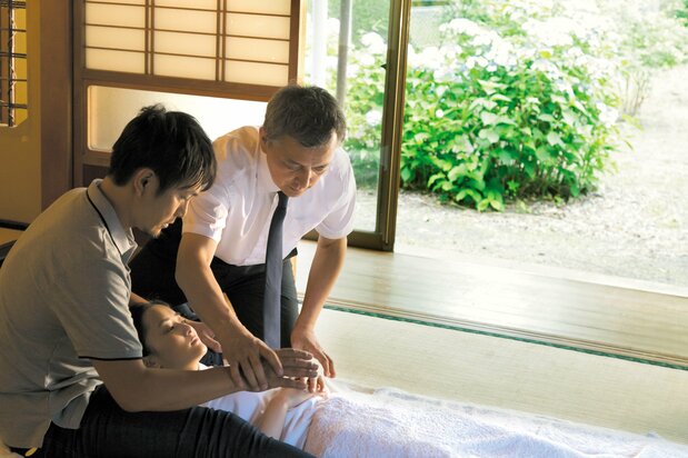 映画『みとりし』より。看取り士が家族に看取りの方法を指導する場面 ©2019「みとりし」製作委員会