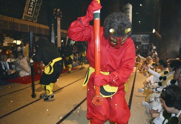 世界遺産・金峯山寺蔵王堂の節分会で鬼に豆をまく山伏ら＝2019年2月3日、奈良県吉野町（共同）