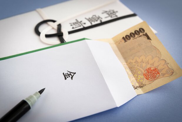Les billets destinés au kôden ne doivent pas être neufs, car cela signifierait que l’on s’attendait au décès et que l’on s’était préparé à l’avance ; certaines personnes prennent soin de plier les billets neufs pour les « émousser ». L’usage veut que les billets soient glissés dans l’enveloppe verso apparent. (Pixta)