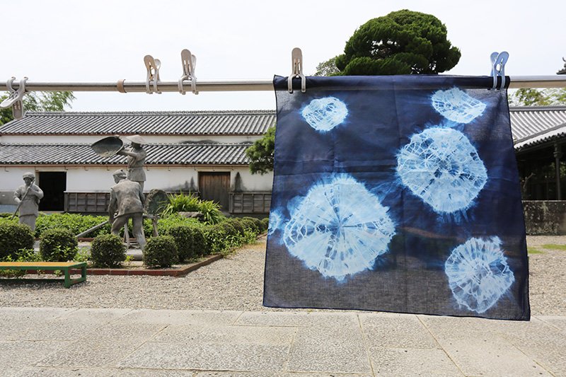 Un pañuelo acabado de teñir ondea en el cielo de Tokushima