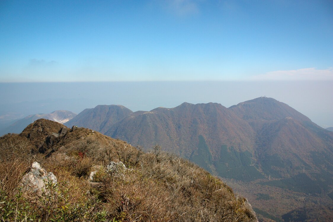 由布岳から望む鶴見岳　写真：九州観光推進機構