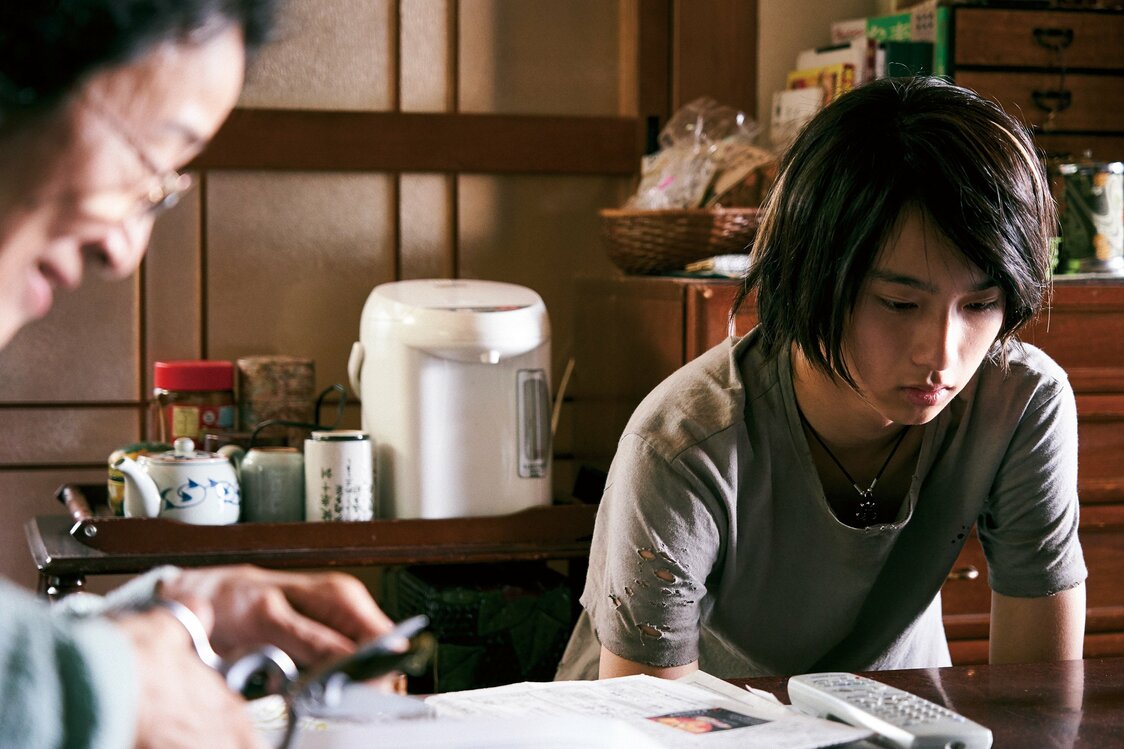 Shūhei le pide a menudo dinero a su abuela (Kino Hana), por orden de Akiko ©2020 Comité de producción de MOTHER