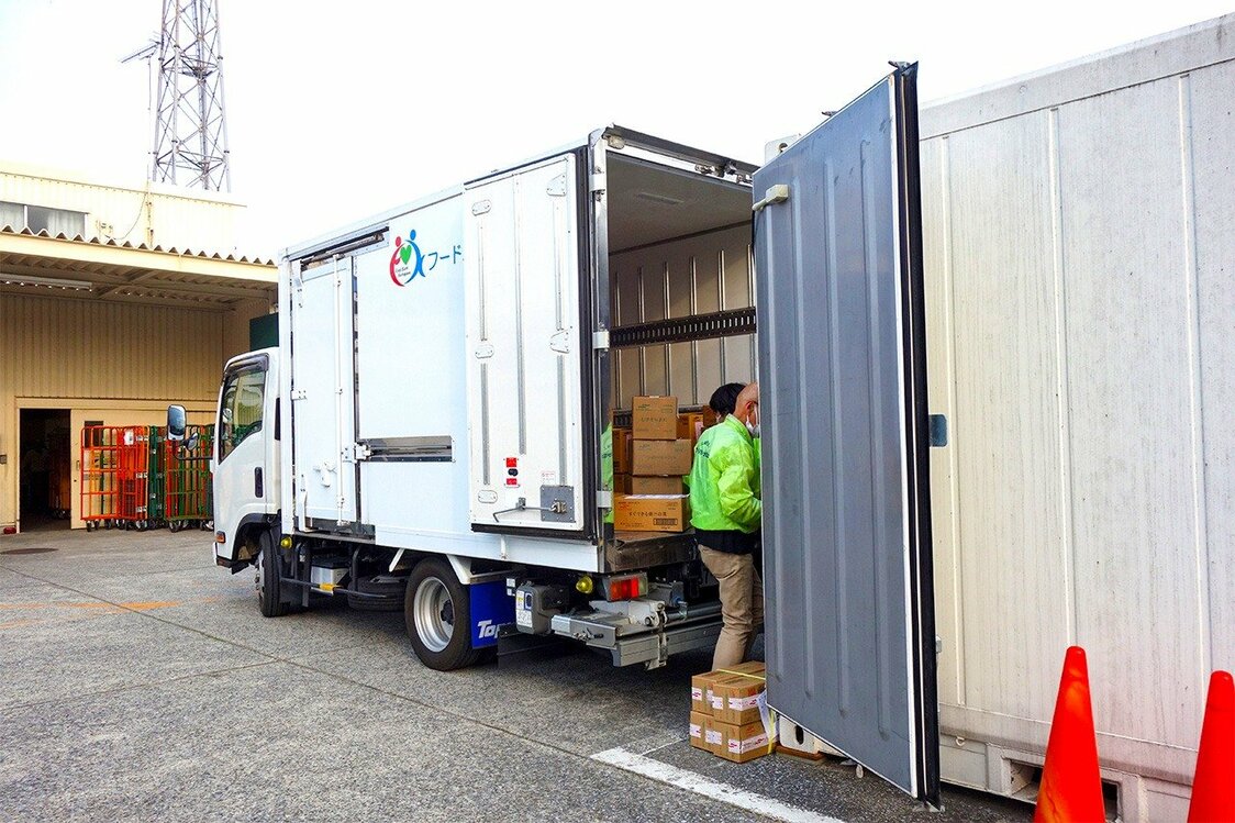 冷凍車からの積み下ろし作業（筆者撮影）