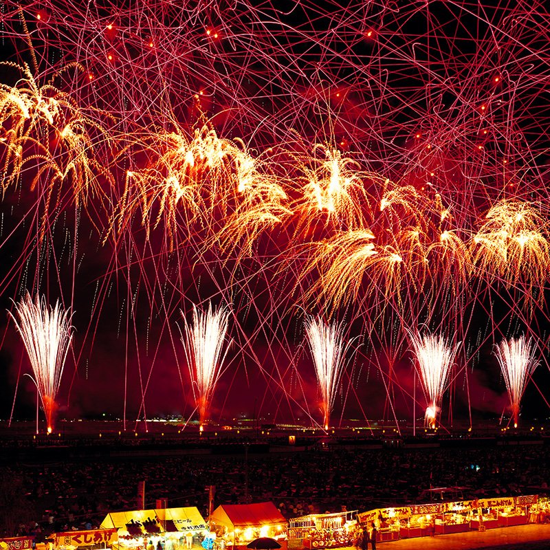 “Misteriosos Fuegos Artificiales que Danzan Libremente”; ciudad de Daisen (prefectura de Akita), durante la Competición Nacional de Fuegos Artificiales de Ōmagari