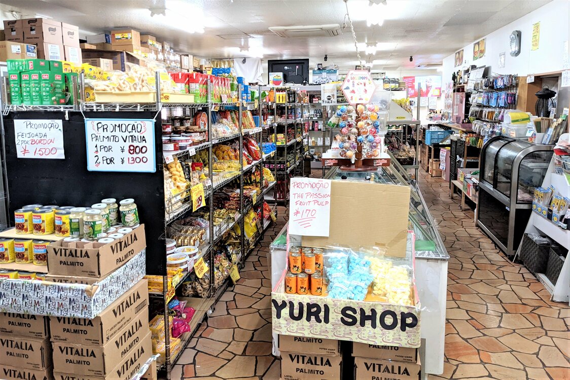 從食品到日用品，五花八門的「物品」陳列在店裡。最裡邊的空間設為餐廳（淵貴之攝影）