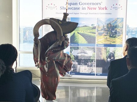 全国知事会が開催したイベントで富山県の民謡「こきりこ」を紹介する男性＝２２日、米ニューヨーク