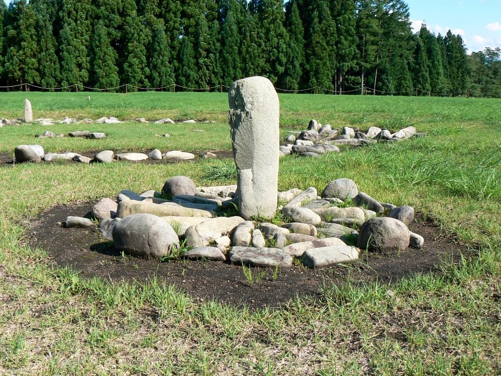 Conjunto de piedras en forma de reloj de sol en Ōyunonakadō, ciudad de Kazuno (prefectura de Akita). (Fotografía cortesía de la Comisión Municipal de Educación de Kazuno)
