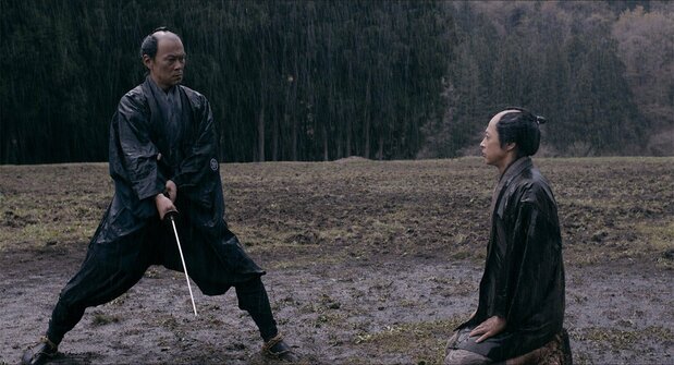 映画『二宮金次郎』より。金次郎の再興事業を妨害する小田原藩から派遣の役人・豊田正作(左、成田浬)との対決が物語の大きな見せ場(© 映画「二宮金次郎」製作委員会)