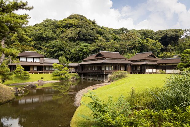三溪園の創設者・原三溪の私邸だった区域を内苑(ないえん)、一般開放されていた部分を外苑(がいえん)と呼ぶ。内苑の中心的存在が、紀州徳川家の別荘だったと伝わる「臨春閣」
