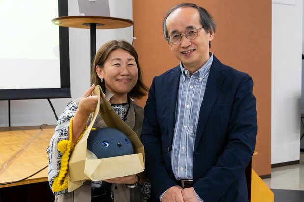 Suzuki Fumiyo, participante en el encuentro de fans de Nicobo. Fotografía de recuerdo con el profesor Okada, creador del concepto de los “robots débiles”.
