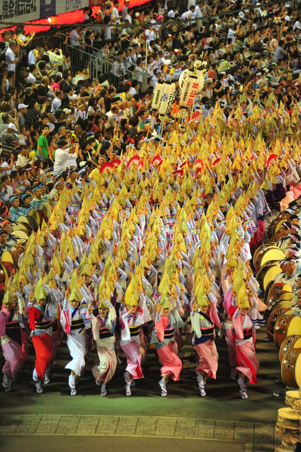 The Awa Odori ends with the sō odori grand finale. (© Haga Library)