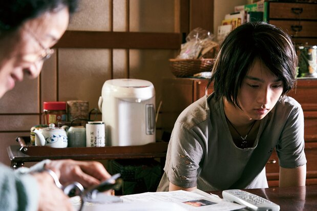 Shūhei le pide a menudo dinero a su abuela (Kino Hana), por orden de Akiko ©2020 Comité de producción de MOTHER