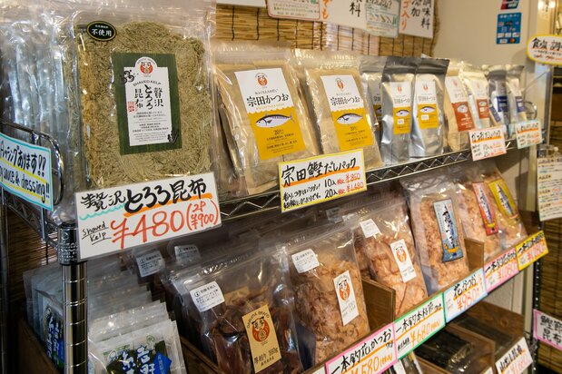 种类繁多的柴鱼、昆布、海带等各地名产