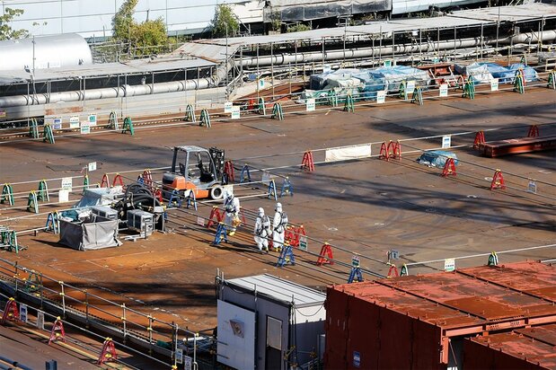 Des travailleurs de la centrale de Fukushima Dai-ichi portant des vêtements de protection le 21 octobre 2024. De telles mesures restent obligatoires pour entrer dans les zones à radiation élevée.